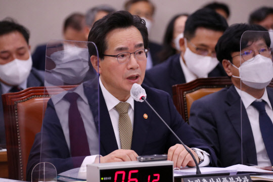 정황근 농림축산식품부 장관이 20일 국회 농림축산식품해양수산위원회에서 열린 농식품부 및 소관기관 종합감사에서 의원질의에 답하고 있다. <사진=연합뉴스>